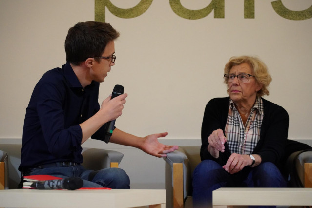 La ex alcaldesa de Madrid, Manuela Carmena, escucha la intervención del candidato de Más País a las elecciones del 10N, Íñigo Errejón, durante un acto del partido en Bilbao el 5 de noviembre.