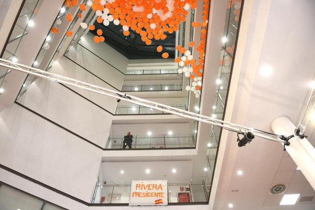 Globos naranjas y blancos en la sede Ciudadanos durante la noche de las elecciones generales del 10 de noviembre.