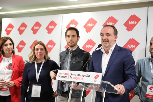Javier Esparza, portavoz de Navarra Suma, interviene en la noche de las elecciones generales del 10 de noviembre juanto a Sergio Sayas, candidato al Congreso, Amelia Salanueva, candidata al Senado, y Yolanda Ibáñez (izquierda), secretaria general de UPN.