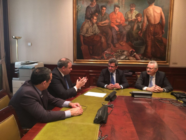 El senador socialista Antonio Gutiérrez Limones, en el centro de la imagen, ha sido el más votado en Andalucía en las elecciones del 10 de noviembre.