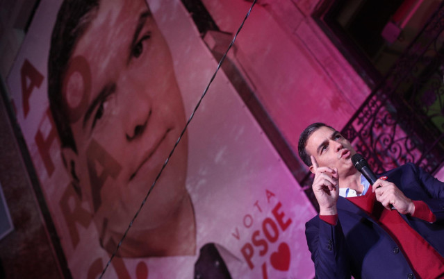 El candidato a la presidencia del Gobierno, Pedro Sánchez, celebra los resultados del partido durante la noche electoral del 10N en la sede del PSOE