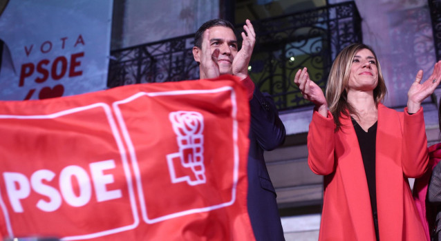 El Secretario general del PSOE y candidato a la presidencia del Gobierno, Pedro Sánchez y su mujer, Begoña Gómez celebran los resultados del partido durante la noche electoral del 10N en la sede del mismo en Madrid (España), donde el Partido Socialista ha
