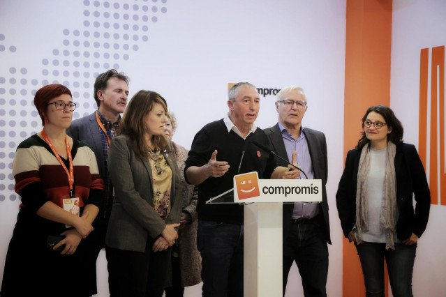 eL cabeza de lista de Més Compromís al Congreso por Valencia, Joan Baldoví, ofrece declaraciones a los mediosdurante la noche electoral del 10N