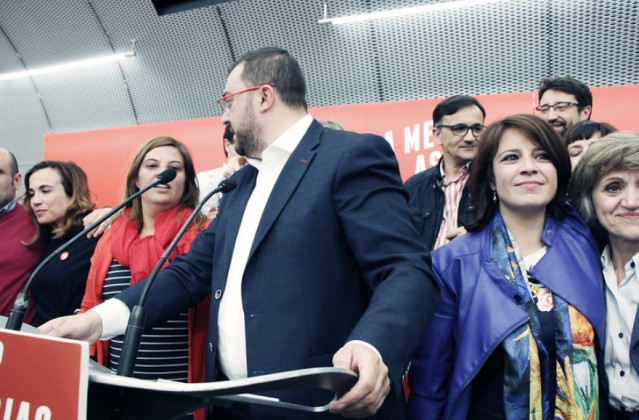 Adrián Barbón, junto a Adriana Lastra y Luisa Carcedo