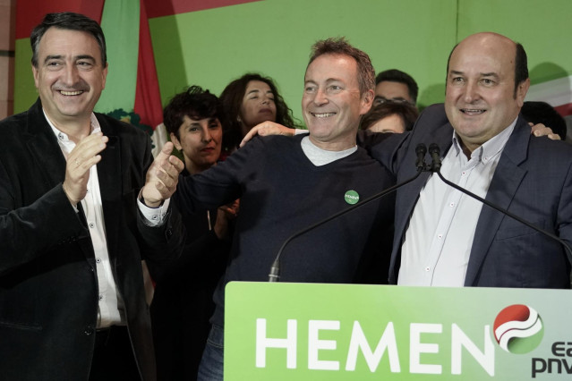 El presidente del EBB del PNV, Andoni Ortuzar, con el cabeza de lista por Bizkaia, Aitor Esteban, y el séptimo diputado, Jon Aiartza