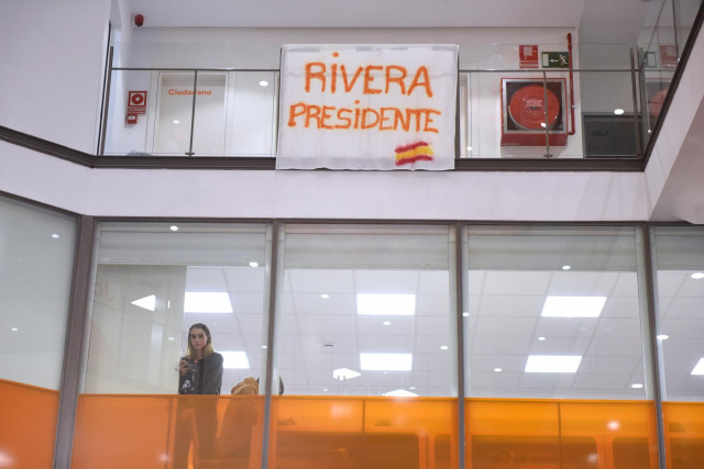 Pancarta de 'Rivera presidente' en la sede de Ciudadanos tras las elecciones generales del 10 de noviembre.
