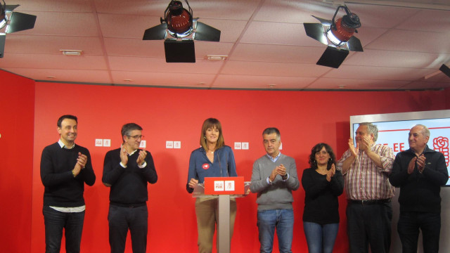 La secretaria general del PSE-EE, Idoia Mendia, junto a dirigentes y candidatos del PSE en una comparecencia en Bilbao para valorar los resultados del 10N.