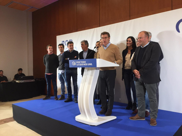 Feijóo comparece acompañado de varios cargos de su partido