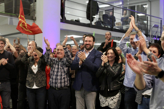 Jon Iñarritu, junto a candidatos de EH Bildu en las elecciones del 10N