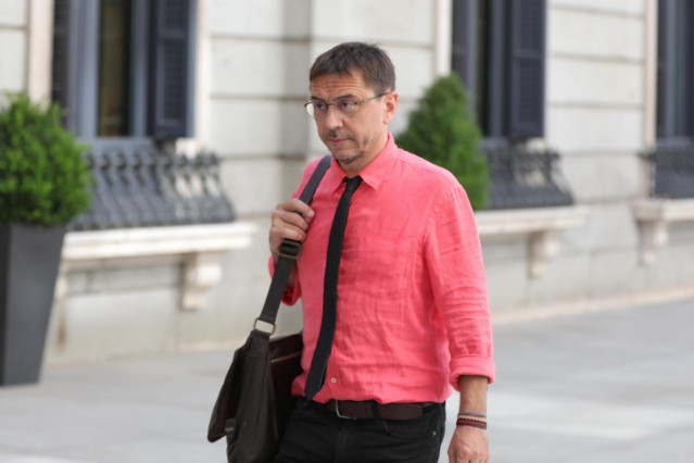El cofundador y exdirigente de Podemos Juan Carlos Monedero, llega al Congreso de los Diputados, horas previas a la segunda votación para la investidura del candidato socialista a la Presidencia del Gobierno.