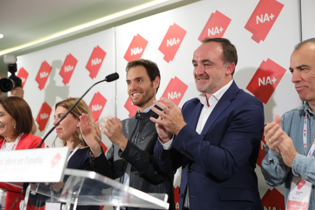 El cabeza de lista de Navarra Suma al Congreso por Navarra, Sergio Sayas (3i, UPN); el presidente de UPN, Javier Esparza (en el atril), y el número dos de Navarra Suma al Congreso por Navarra, Carlos García Adanero (1d, UPN).