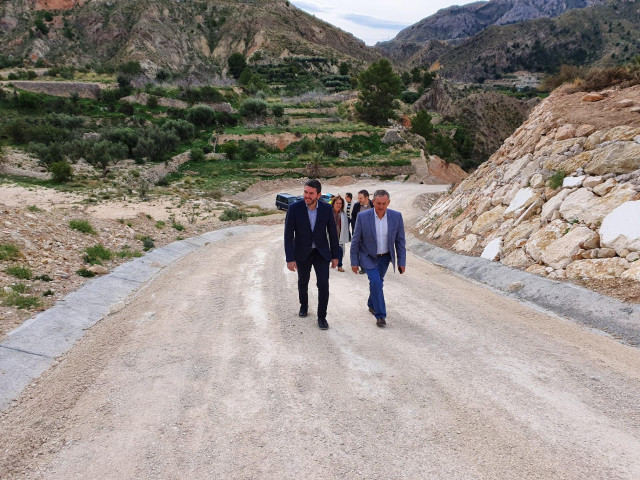 El consejero de Agua, Agricultura, Ganadería, Pesca y Medio Ambiente, Antonio Luengo, visita, acompañado del alcalde de Ojós, José Emilio Palazón, las obras de reparación del Camino de La Siberia