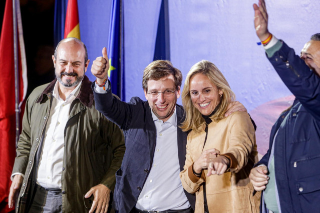 El alcalde de Madrid, José Luís Martínez-Almeida (2i), el número dos al Senado por Madrid, Pedro Rollán (1i) y la secretaria general del PP de Madrid, Ana Camíns (2d), durante un mitin del PP en Madrid (España), a miércoles 6 de noviembre de 2019,