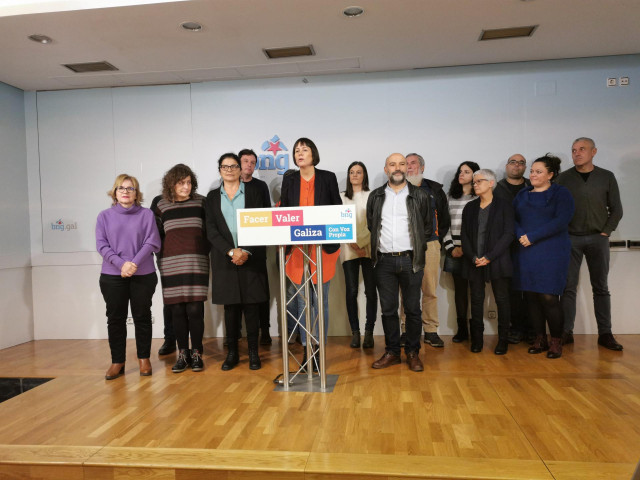 La portavoz nacional del BNG, Ana Pontón, en rueda de prensa con el diputado electo por A Coruña, Néstor Rego, y la Executiva Nacional.