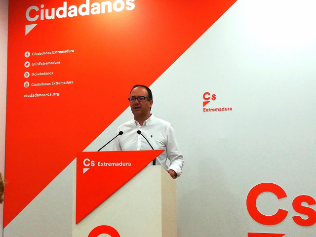 Cayetano Polo en rueda de prensa en Mérida tras la dimisión de Albert Rivera