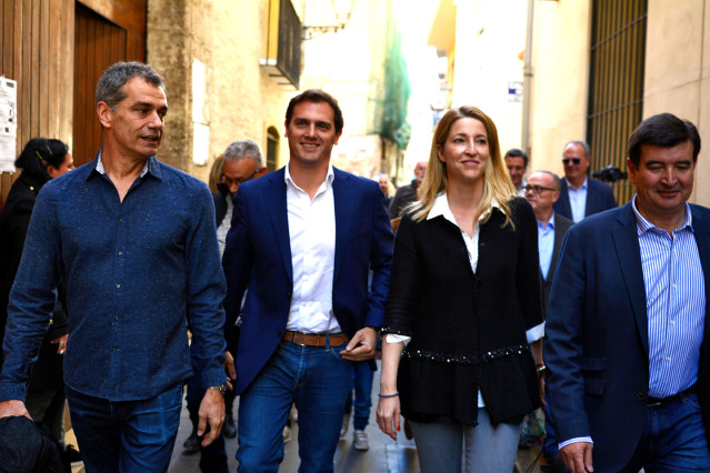 (I-D) El portavoz de Cs en Corts, Toni Cantó; el presidente de Ciudadanos, Albert Rivera;  la candidata número1 del partido al Congreso de los Diputados por Valencia, María Muñoz; y el candidato a la alcaldía de Valencia, Fernando Giner