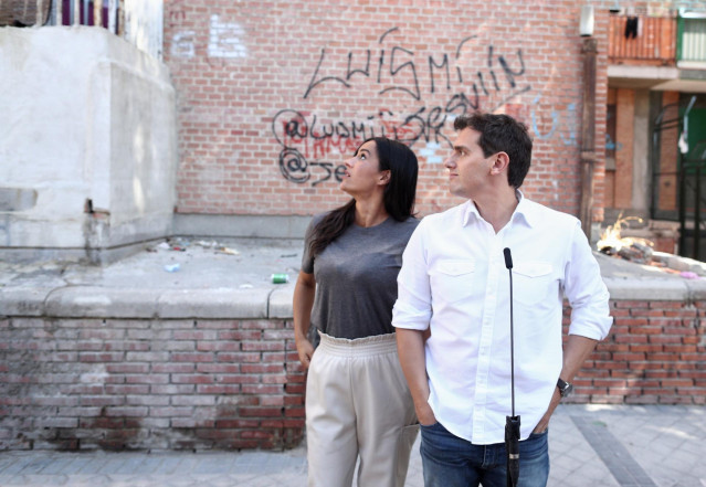 La vicealcaldesa de Madrid, Begoña Villacís, y el presidente de Ciudadanos, Albert Rivera, ofrecen una rueda de prensa tras visitar a los vecinos afectados por la okupación en Puente de Vallecas, en Madrid (España), a 26 de septiembre de 2019.