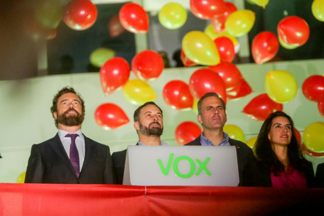 (I-D) El número tres de Vox al Congreso por Madrid, Iván Espinosa de los Monteros; el candidato de Vox a la Presidencia del Gobierno y presidente del partido, Santiago Abascal; el número dos de Vox al Congreso por Madrid, Javier Ortega Smith; y la preside