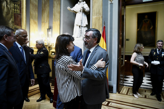 La presidenta del PSOE y portavoz de Senado, Cristina Narbona saluda al presidente de la Cámara, Manuel Cruz