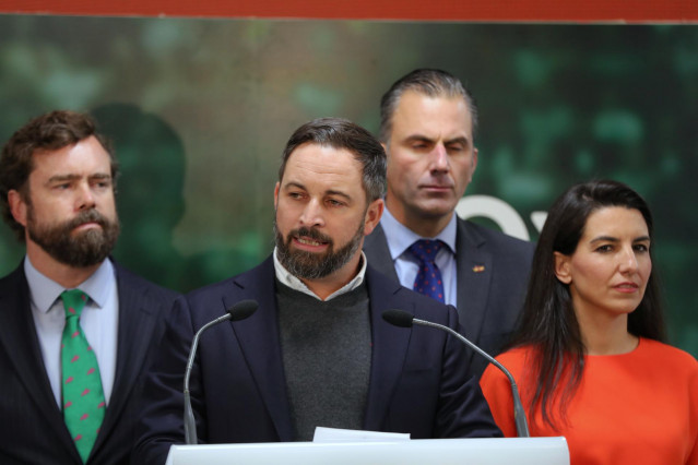 El presidente de Vox, Santiago Abascal, habla en la sede del partido sobre los excelentes resultados obtenidos por su formación en los comicios del día anterior. Le acompañan (I-D)  el número tres de Vox al Congreso por Madrid, Iván Espinosa de los Monter