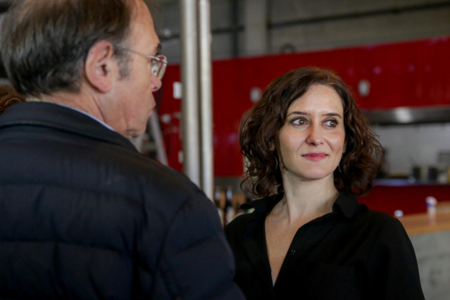 La presidenta de la Comunidad de Madrid, Isabel Díaz Ayuso, y el presidente del PP en Madrid, Pío García Escudero, durante su visita a la fábrica de cerveza artesanal 'La Virgen', en Las Rozas (Madrid), a 8 de noviembre de 2019.