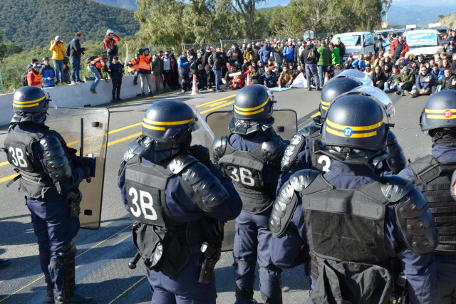 Agentes de policía frente a la multitud que ha cortado la carretera de la AP-7 en La Jonquera (Girona), una acción convocada por Tsunami Democràtic, en  La Jonquera /Girona /Catalunya (España), a 11 de noviembre de 2019.