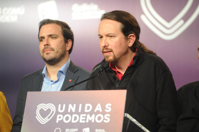 El coordinador federal de IU y candidato de Unidas Podemos al Congreso por Málaga, Alberto Garzón (i) y el candidato del partido a la Presidencia del Gobierno, Pablo Iglesias (d) durante la noche electoral del 10N, en el Espacio Harley de Madrid (España),