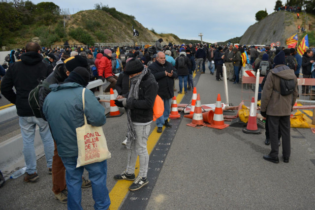 Una multitud de personas corta la carretera de la AP-7 en La Jonquera (Girona),  una acción convocada por Tsunami Democràtic, en  La Jonquera /Girona /Catalunya (España), a 11 de noviembre de 2019.