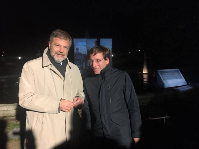 El alcalde de Madrid, José Luis Martínez-Almeida, y el embajador de Alemania en España, Wolfgang Dold, durante un acto de homenaje en la capital por el 30 aniversario de la caída del Muro de Berlín.