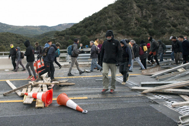 Una multitud de personas corta la carretera de la AP-7 en La Jonquera (Girona),  una acción convocada por Tsunami Democràtic, en  La Jonquera /Girona /Catalunya (España), a 11 de noviembre de 2019.