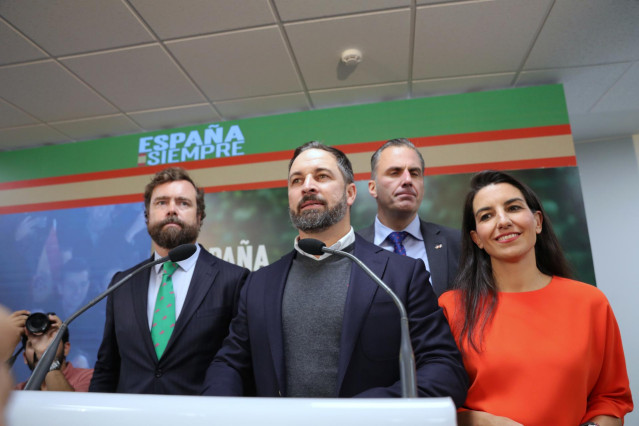El presidente de Vox, Santiago Abascal, habla en la sede del partido sobre los excelentes resultados obtenidos por su formación en los comicios del día anterior. Le acompañan (I-D)  el número tres de Vox al Congreso por Madrid, Iván Espinosa de los Monter
