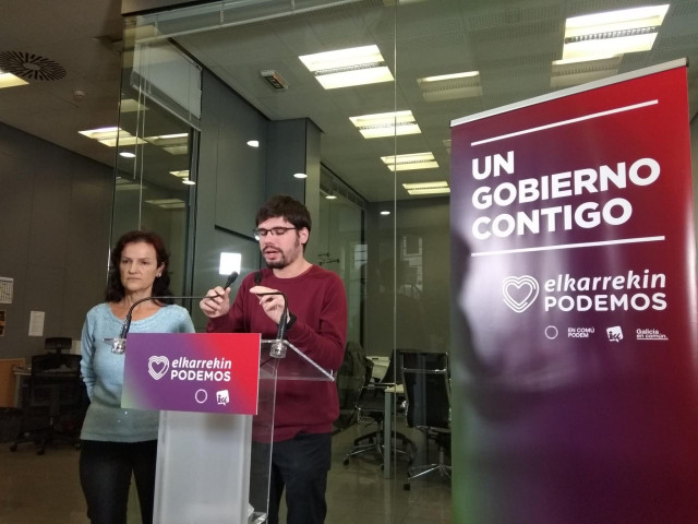 La coordinadora general de Ezker Anitza-IU, Isabel Salud, y el secretario general de Podemos Euskadi, Lander Martínez, en rueda de prensa en Bilbao para valorar los resultados electorales.