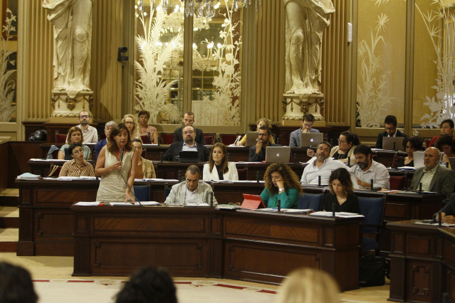 La presidenta del Govern, Francina Armengol (de pie) en el Parlament.