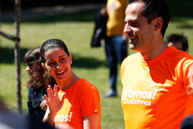La portavoz nacional de Ciudadanos, Inés Arrimadas, y el candidato de Cs a la presidencia de la Comunidad de Madrid, Ignacio Aguado, participan en una 'Carrera Ciudadana' junto a simpatizantes y afiliados de la formación naranja.
