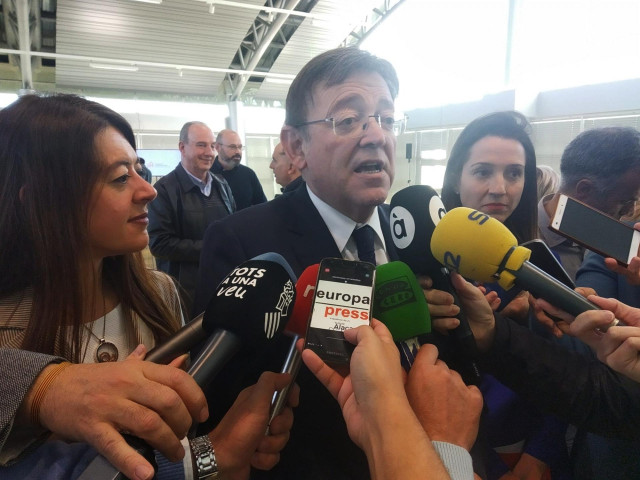 Ximo Puig atiende a los medios junto a la consellera de Innovación, Carolina Pascual.