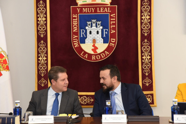El presidente de Castilla-La Mancha, Emiliano García-Page, y el alcalde de La Roda, Juan Ramón Amores.