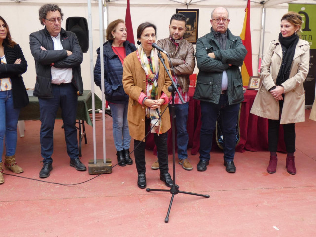 La ministra de Defensa en funciones, Margarita Robles, inaugura la feria de los santos en La Adrada (Ávila)