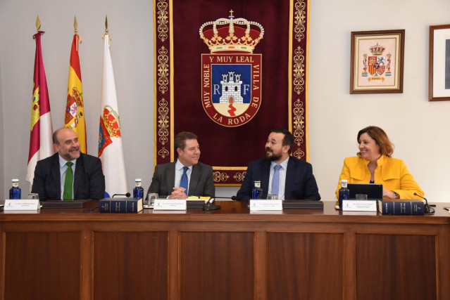El presidente regional (si) , Emiliano García-Page, en La Roda.