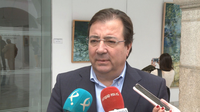 El presidente de la Junta, Guillermo Fernández Vara, atiende a los medios de comunicación