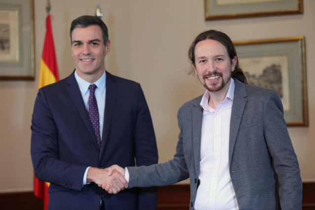 El presidente del Gobierno en funciones, Pedro Sánchez y el líder de Podemos, Pablo Iglesias, comparecen en rueda prensa conjunta en el Congreso de los Diputados para anunciar que han llegado a un preacuerdo de Gobierno tras las elecciones generales del p