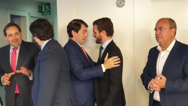 Fernández Mañueco saluda a Pablo Casado antes del Comité Ejecutivo Nacional del PP.