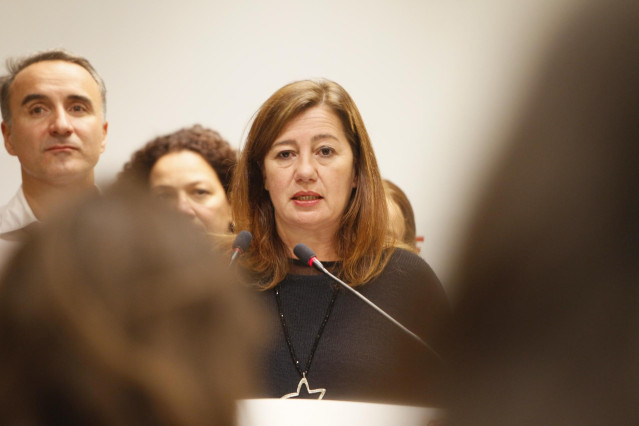La secretaria general del PSIB, Francina Armengol, durante su intervención en la noche electoral del 10N en la sede del PSIB