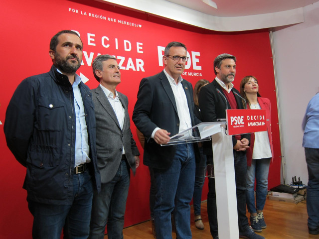 El secretario general del PSRM, Diego Conesa, CON SU EQUIPO TRAS CONOCER LOS RESULTADOS DE LAS ELECCIONES 10N, QUE PASA DE SER PRIMERA FUERZA A TERCERA