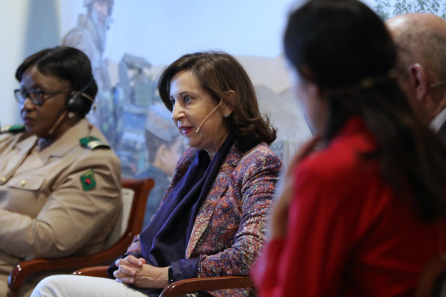 (I-D) La teniente coronel del ejército maliense, Aminata Diabate, la ministra de Defensa en funciones, Margarita Robles, el teniente general retirado del Ejército del Aire, Pedro Bernal Gutiérrez, y la directora de Gabinete de la Presidencia del Consejo d