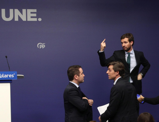El presidente del PP, Pablo Casado (1d), el secretario general del Partido Popular, Teodoro García Egea (1i) y el vicesecretario de Comunicación del partido, Pablo Montesinos (2i), momentos antes de comenzar la rueda de prensa de Casado tras finalizar la