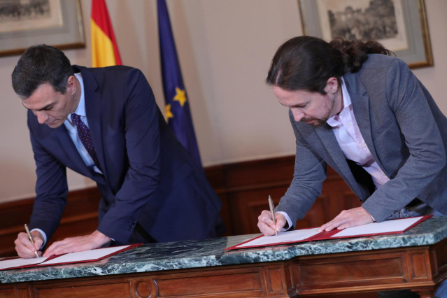El presidente del Gobierno en funciones, Pedro Sánchez y el líder de Podemos, Pablo Iglesias, en el Congreso de los Diputados firmando el principio de acuerdo para compartir un gobierno de coalición tras las elecciones generales del pasado domingo, en Mad