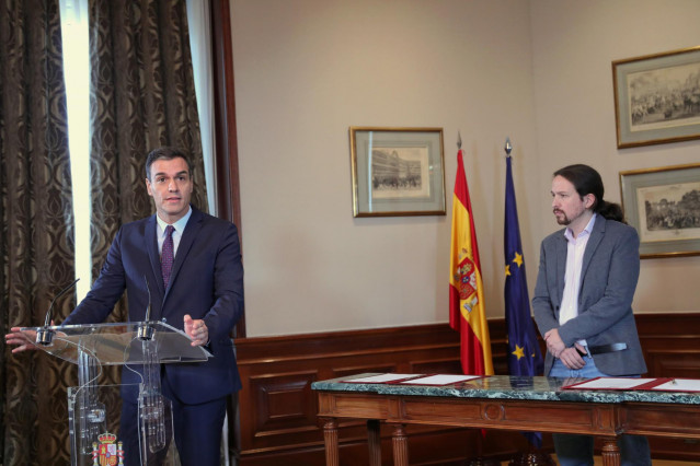 El presidente del Gobierno, Pedro Sánchez, ofrece una rueda de prensa en el Congreso de los Diputados tras firmar el principio de acuerdo con el líder de Podemos, Pablo Iglesias