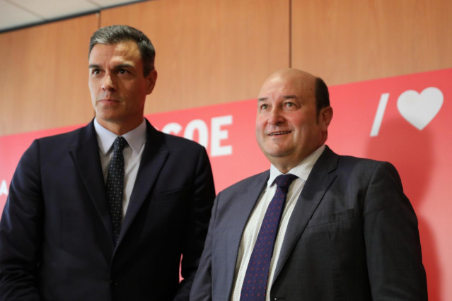 (I-D) El presidente del Gobierno en funciones, Pedro Sánchez, mantiene una reunión con el presidente del PNV, Andoni Ortuzar en la sede del PSOE de Ferraz.