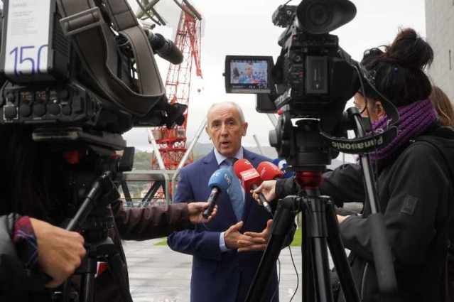 El portavoz del Gobierno Vasco, Josu Erkoreka, realiza declaraciones en Bilbao sobre el pacto PSOE-Unidas Podemos antes de inaugurar una jornada