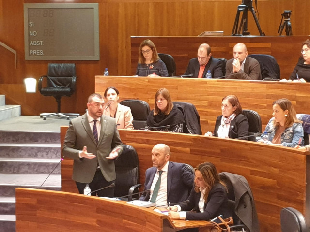 El presidente Adrián Barbón responde a las preguntas de los grupos en la Junta General.